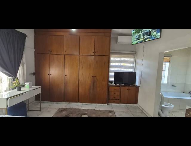 3 bed property to rent in CAPITAL PARK